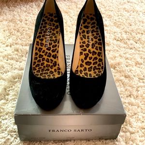4” black velvet pumps